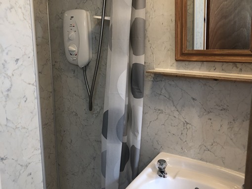 Chicken Coop Cottage Shower Room